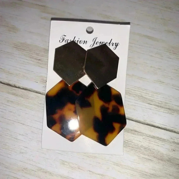 Acrylic resin tortoise brown gold hexagon earrings - Picture 5 of 5